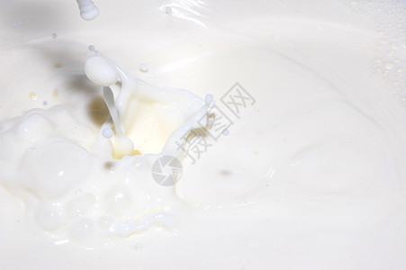 奶水喷出液体飞溅奶油状白色饮料食物酸奶运动乳白色宏观图片