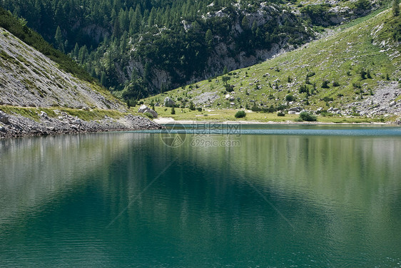 湖首脑荒野国家蓝色旅行天空天线岩石松树山腰图片