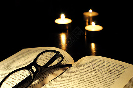书写蜡烛和眼镜图书馆学习智慧教会黑色阅读宗教历史基督大学背景图片