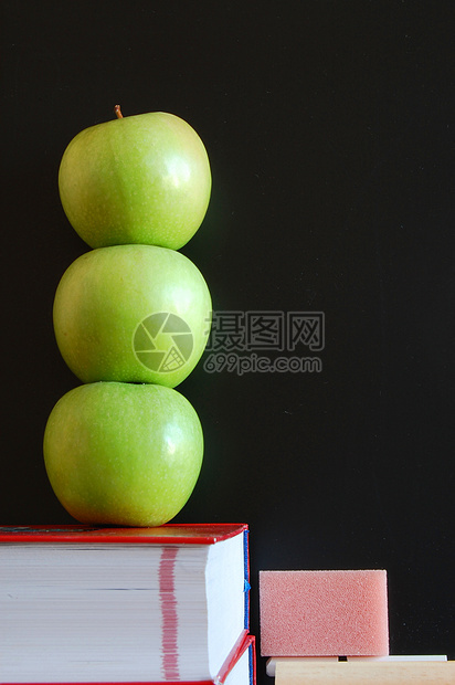 有苹果的空白黑白黑板笔记班级家庭作业生活广告牌大学木头教育课堂教学图片