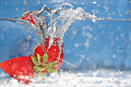 草莓喷洒运动飞沫宏观食物浆果液体飞溅暴跌涟漪气泡图片