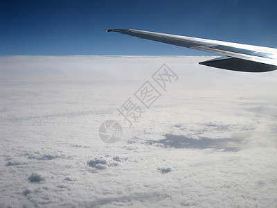 在云彩上传单金属运输飞机空气技术飞行航空翅膀图片