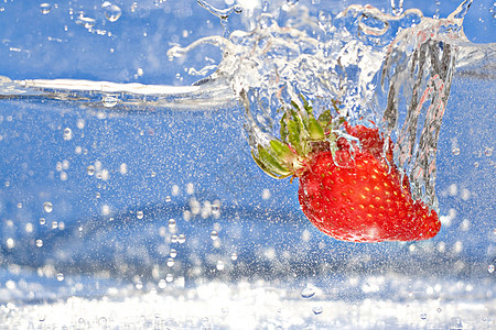 草莓喷洒液体浆果涟漪飞沫水果气泡蓝色饮食暴跌营养图片