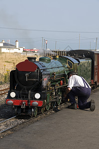 列火车乡愁引擎蒸汽铁轨乘客车站机车黑色绿色工程师图片