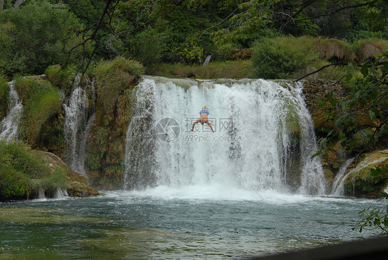 大跳跃游泳瀑布运动图片