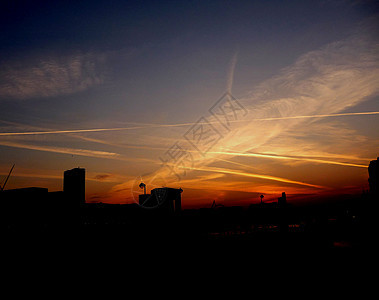 伦敦上空的天线城市景观气氛日落天空地平线多云剪影建筑物日出图片
