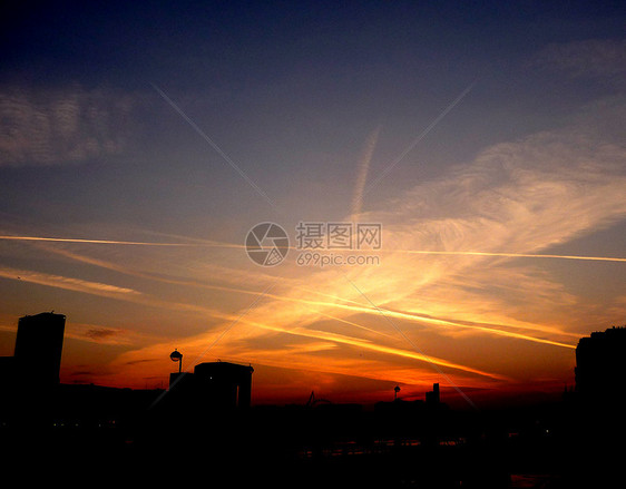 伦敦上空的天线城市日落景观地平线气氛建筑日出建筑物多云天空图片