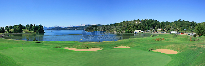 高尔夫球场反射蓝色山脉推杆天空高尔夫球湖泊旅行公园运动图片