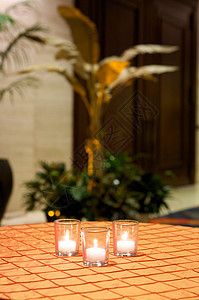 豪华婚礼礼堂的餐桌设置盘子桌子风格刀具午餐服务桌布装饰用餐餐巾图片