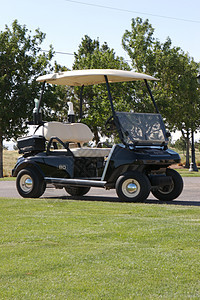 高尔夫球场上高尔夫车的图像图片