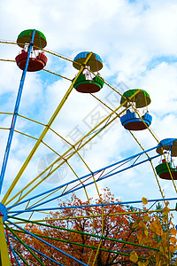 蓝色天空旧大车轮娱乐公园框架闲暇休闲天空蓝色木马圆圈旋转背景
