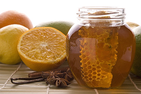 金艳猕猴桃带蜂窝 香料和水果的新鲜蜂蜜药品柠檬梳子玻璃橙子液体八角盘子花蜜青柠背景