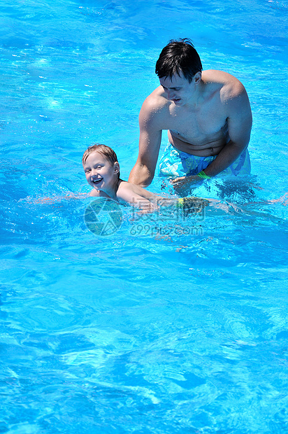 游泳课程男生男人女性青年晴天中年人蓝色水池儿子父母图片