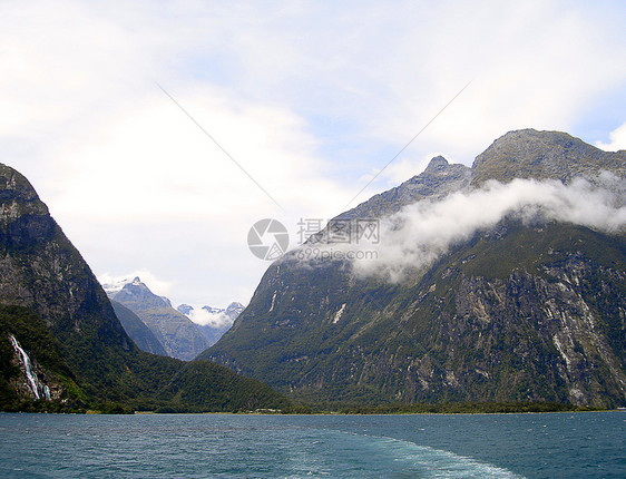 新西兰密尔福德湾内山丘和瀑布图片