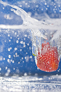 草莓喷洒暴跌运动飞沫蓝色浆果气泡营养涟漪水果液体图片