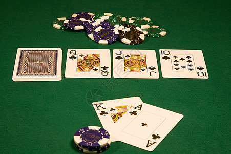 绿桌上的赌场扑克牌图片