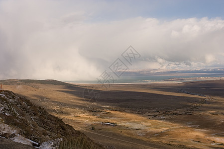 莫诺湖湖岩石火山盐水沙漠旅行碳酸盐碱性编队地质学风景图片