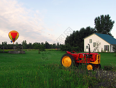热气气球和拖车运输篮子天空拖拉机红色娱乐空气绳索农场场地图片
