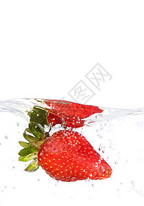 水中的草莓气泡飞沫蓝色饮食涟漪宏观浆果液体营养水果图片