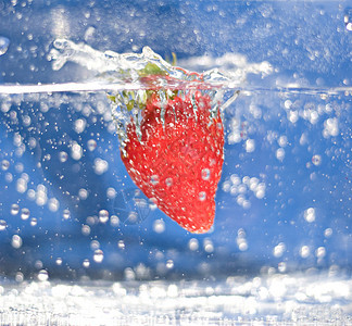 水中的草莓暴跌宏观营养液体饮食蓝色飞沫运动飞溅食物图片