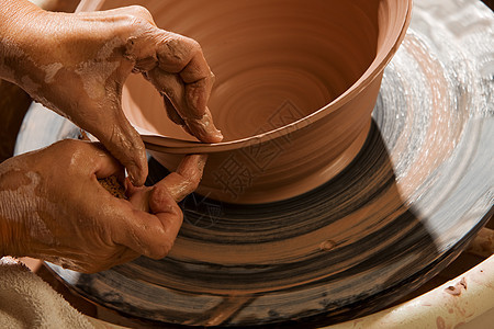 Potter 雕塑克莱陶瓷艺术家陶器工匠工艺制品地球旋转女士艺术图片