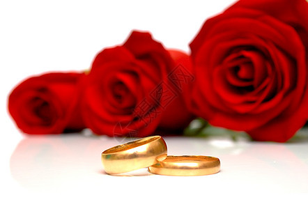 圆环和红玫瑰黄色婚姻金子婚礼红色花瓣庆典已婚浪漫戒指图片