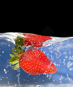 水中的草莓蓝色液体食物飞沫运动营养宏观飞溅暴跌水果图片