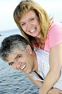 成熟的浪漫情侣享受微笑女性妻子海滩丈夫男人小猪一代便车图片