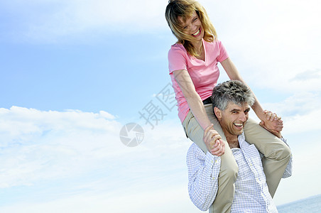 成熟的浪漫情侣幸福骑术一代微笑享受丈夫男人笑声肩膀男性图片