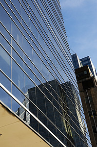建筑大楼建筑学窗户金融碎片玻璃天空公司建造蓝色反射图片