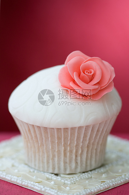 玫瑰纸杯蛋糕背景美食食物甜点婚礼粉红色磨砂糖浆粉色浮雕图片