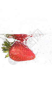 水中的草莓营养水果暴跌液体涟漪飞沫运动飞溅饮食食物图片