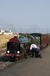 蒸汽列车机车乡愁车站火车引擎工程师乘客绿色黑色铁轨图片