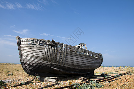 旧船蓝色钓鱼卵石血管航海渔船破坏衰变海滩天空图片