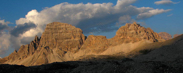 开拓新天地山脉踪迹碳酸盐健走岩石旅行天空郊游顶峰远足图片