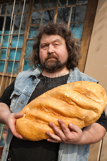有大面包的男人图片