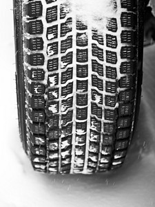 车辆上的冬季轮胎图片