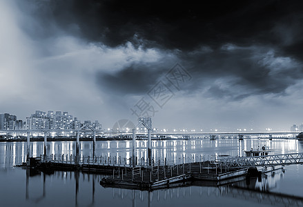 台北城边码头的风景 沿着有灯光的河流图片