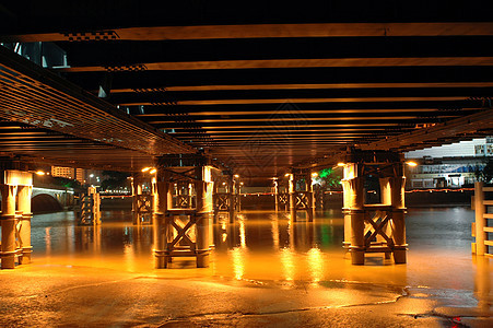 夜深桥桥发光反射图片