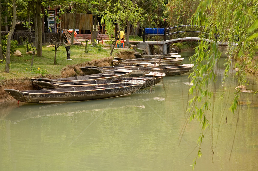 游艇漂流池塘运输栏杆血管帆船导航码头独木舟运河图片