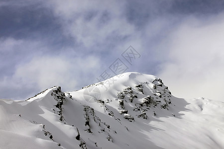 下雪山脉单板阳光阴霾蓝色冻结天空冰川季节暴风雪高山图片