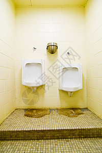 公共住宅区小便池浴室民众厕所私人安慰男性白色男人壁橱图片