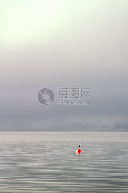 雾中的浮云海景白色浮标峡湾美丽海洋图片