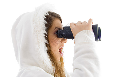 令人惊异的女性通过望远镜观看冒充女性黑发双目天气冬装青少年青年女孩游客图片