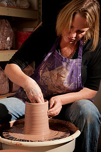 塑造粘土的波特职业艺术陶瓷牛仔裤罩衫成人黏土花瓶围裙艺术家图片