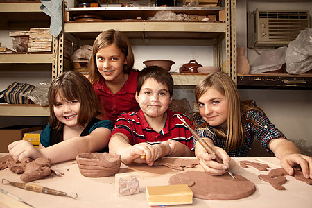 泥土工作室里的孩子乐趣黏土朋友陶瓷工艺陶器项目孩子们工具艺术图片