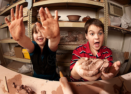 泥土工作室里的孩子男生女孩工具项目朋友黏土陶器工艺陶瓷艺术家图片
