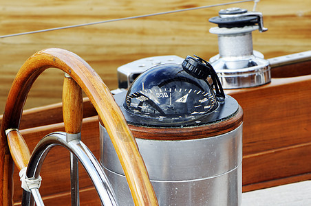 右转和罗盘运动甲板游艇绞盘木头方向盘航行设备帆船航海图片