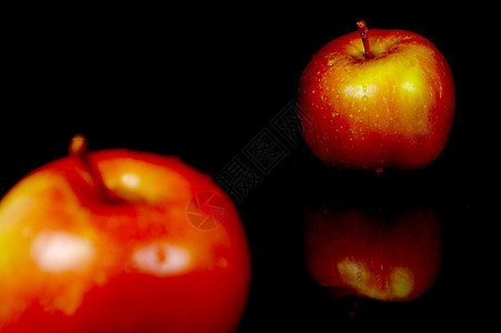 红苹果食物红色黑色背景图片