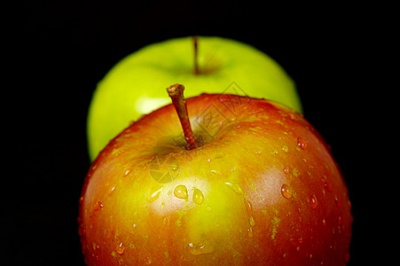 红和绿苹果黑色绿色食物红色背景图片